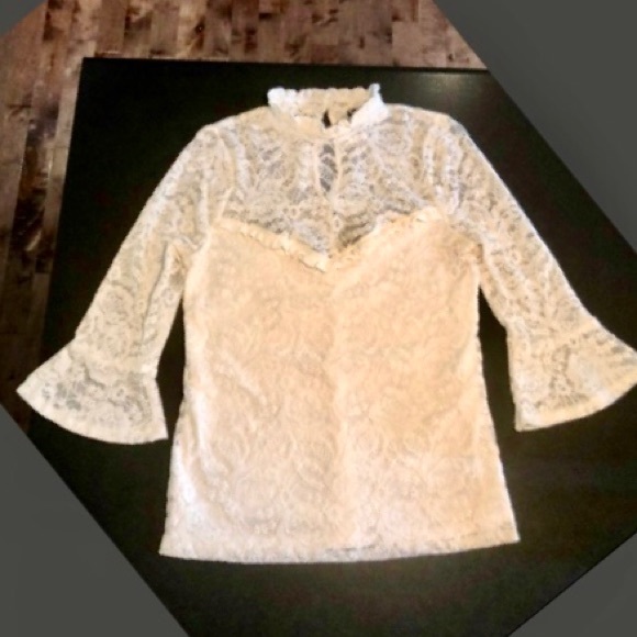 Pretty lace top with fluted 3/4 sleeves - Picture 3 of 4